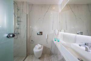 Ein Badezimmer in der Unterkunft Gouves Waterpark Holiday Resort