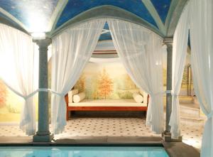 Bazén v ubytování Hotel Miramonti nebo v jeho okolí