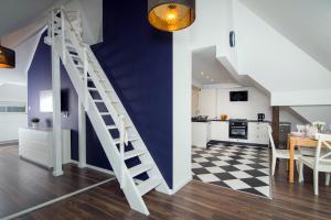 eine Treppe, die zu einer Küche und einem Wohnzimmer führt in der Unterkunft Apartamenty Dom Kifnera in Kazimierz Dolny
