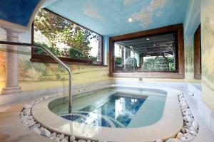 Bazén v ubytování Hotel Miramonti nebo v jeho okolí