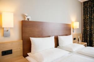 Letto o letti in una camera di Hotel Gasthof Lamm