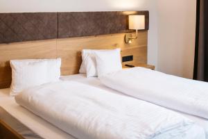 Letto o letti in una camera di Hotel Gasthof Lamm