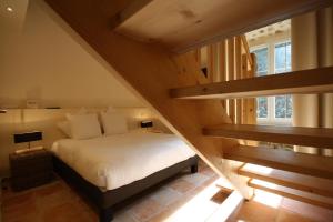 Postel nebo postele na pokoji v ubytování Logis Hôtel Restaurant Le Domaine de l'Eau Vive