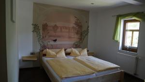 1 dormitorio con cama y ventana en Pension Mühlrad en Herbsleben