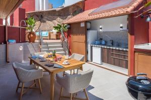 une cuisine et une salle à manger avec une table et des chaises dans l'établissement Casa Emblemática Topacio, à Santa Cruz de Tenerife