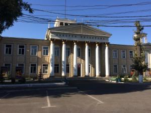 un gran edificio con columnas delante en Dos Guesthouse, en Bishkek