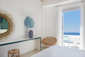 Postel nebo postele na pokoji v ubytování Kouros Hotel & Suites