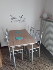 Ferienwohnung Frank في Merzalben: طاولة وكراسي خشبية في الغرفة +12 صورة