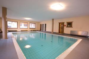 Bazén v ubytování Chalet Hotel Diamant nebo v jeho okolí