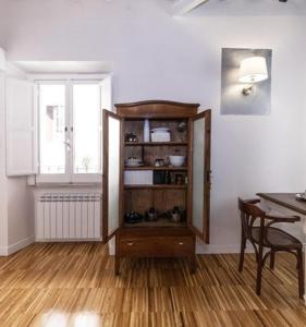 a living room with a table and a book shelf at Urbana 33 in Rome