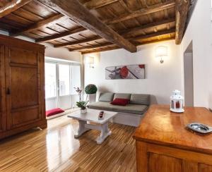 a living room with a couch and a table at Urbana 33 in Rome
