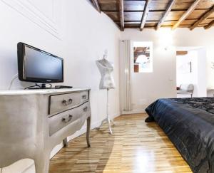 a bedroom with a bed and a dresser with a television on it at Urbana 33 in Rome