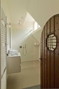 ein Bad mit einer Dusche und einem Waschbecken in der Unterkunft B&B Villa Anna, Venlo in Venlo
