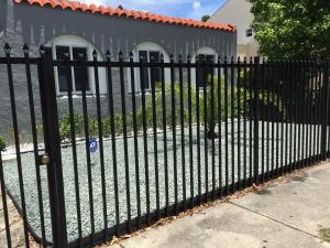 una cerca de metal negro delante de una casa en Modern 2/1 Apt near Midtown and Beaches en Miami