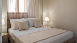 Postel nebo postele na pokoji v ubytování Aelia Apartments