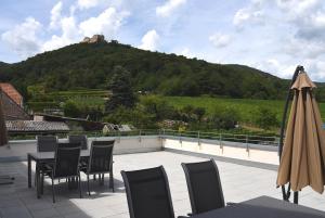 ノイシュタット・アン・デア・ヴァインシュトラーセにあるWeingut Nickelの山の景色を望むパティオ(テーブル、椅子付)