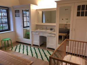 een badkamer met een wastafel en een spiegel bij villa Suècia in De Panne +14 foto's