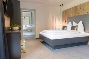 Gaming的住宿－Gasthof Erlauftalerhof，一间卧室配有一张大床和镜子