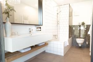 un bagno bianco con lavandino e WC di Gasthof Erlauftalerhof a Gaming