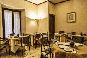 a dining room with tables and chairs in a room at Hotel Valentino Centro Storico in Orvieto