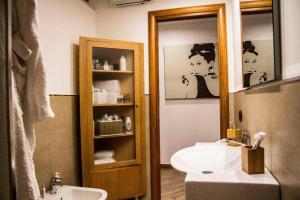 ein Bad mit einem Waschbecken und einem Spiegel in der Unterkunft Little House in Modugno