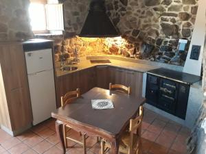 Una cocina con una mesa y sillas en una habitación. en Loft Corte de Fora, en Ourense