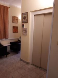 里米尼的住宿－奧塔維亞酒店，走廊上,房间设有推拉门