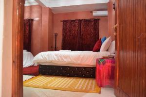 Tempat tidur dalam kamar di Hôtel Restaurant Dar Al Madina