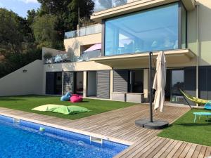 Bazén v ubytovaní Villa Sa Riera Begur vue mer panoramique et plage à pieds alebo v jeho blízkosti