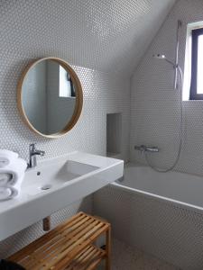 Bilik mandi di Maison avec vue mer d'exception et jacuzzi +17 gambar