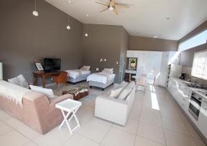 uma sala de estar com um sofá e uma mesa em RnB's Studio Apartment em Windhoek