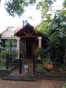 a dog standing behind the gate of a house at Posadas la hermosa in Posadas