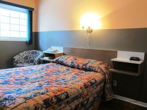 Postel nebo postele na pokoji v ubytování Norfolk Motel