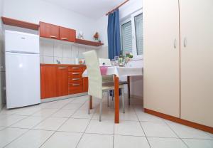 Kuchyň nebo kuchyňský kout v ubytování Apartmani Tea
