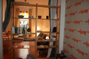 ein Zimmer mit Bücherregal und einer Wand mit Büchern in der Unterkunft Appartamento Conte Rosso in Turin