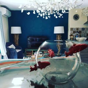 un tazón de cristal con pescado rojo sobre una mesa en Le Sitel en Le Brusc