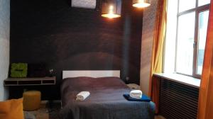 um quarto com uma cama com dois telefones em Mendeleev Suite em Bucareste