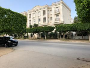 a black car parked in front of a building at Cosy appart en plein coeur de la Marsa in La Marsa