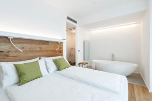 Postel nebo postele na pokoji v ubytování ALEA - Garda Lake Suite