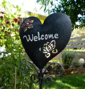 a black heart sign with the word welcome at Appartements Konrad in Söll