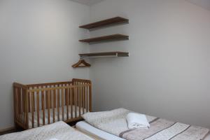 2 Kinderbetten in einem Zimmer mit weißen Wänden in der Unterkunft Jované in Bad Kleinkirchheim