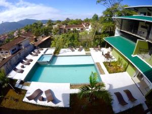 烏巴圖巴的住宿－Luz da Lua Pousada，享有别墅内游泳池的顶部景致