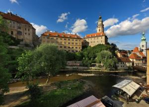 Vedere generală la Český Krumlov sau o vedere a orașului de la acest hotel
