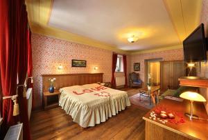Un pat sau paturi într-o cameră la Hotel Edward Kelly