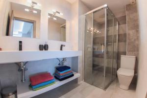 Un baño con ducha, lavabo e inodoro. en Deluxe Supreme, en Málaga 80 fotos más
