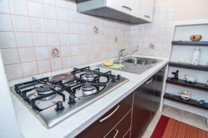 Dapur atau dapur kecil di Apartma Sonček