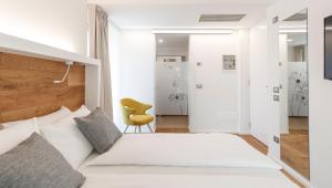 Postel nebo postele na pokoji v ubytování ALEA - Garda Lake Suite