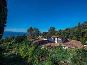 une maison sur une colline avec l'océan en arrière-plan dans l'établissement Rayol-Canadel, à Rayol-Canadel-sur-Mer