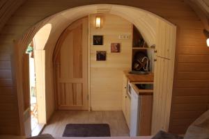 a small kitchen with an archway in a tiny house at Igluhut Tiny House Winterberghof in Vöhrenbach
