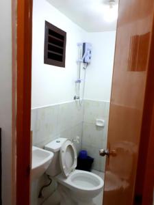 エルニドにあるOYO 689 Mando Mango Innのバスルーム(トイレ、洗面台付)